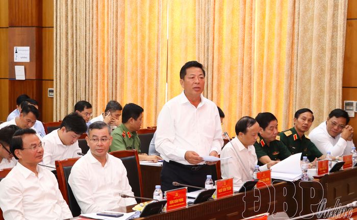 Bộ trưởng Bộ Xây dựng Trần Hồng Minh phát biểu tại buổi làm việc.