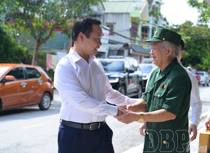 Bí thư Tỉnh ủy Trần Tiến Dũng thăm gia đình thương binh Lê Đức Hòa tại tổ dân phố Trường Chinh, phường Điện Biên Phủ.