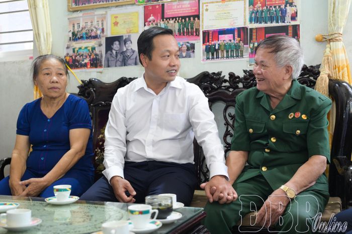 Bí thư Tỉnh ủy Trần Tiến Dũng mong muốn các thương binh, người có công luôn sống vui, khỏe và tích cực tham gia các phong trào, chung sức xây dựng quê hương ngày càng phát triển.