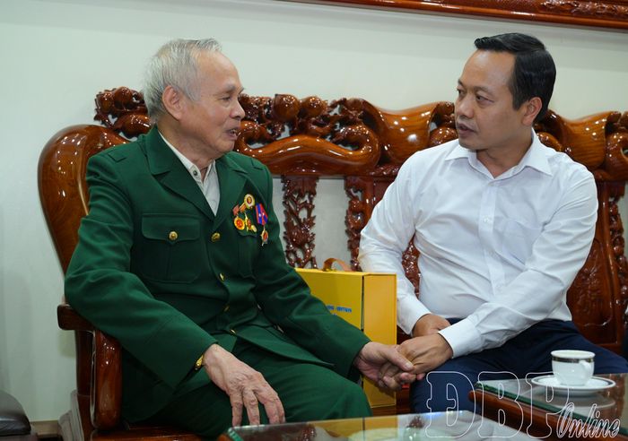 Bí thư Tỉnh ủy Trần Tiến Dũng thăm, tặng quà thương binh Hà Văn Quân tại tổ dân phố Trường Chinh.