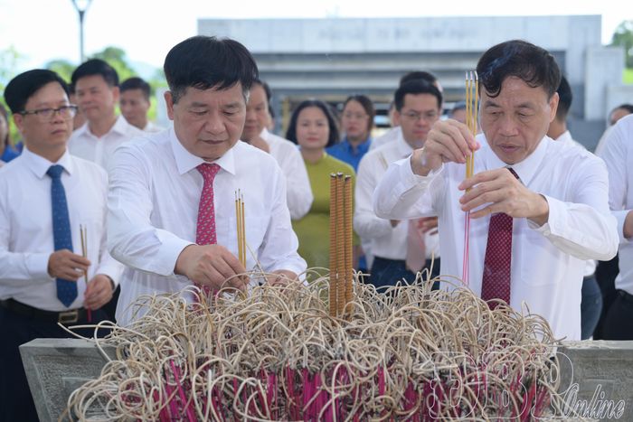  Phó Bí thư Thường trực Tỉnh ủy, Chủ tịch HĐND tỉnh Lê Thành Đô và Phó Bí thư Tỉnh ủy, Chủ tịch UBND tỉnh Lê Văn Lương dâng hương tại Đền thờ Liệt sĩ tại Chiến trường Điện Biên Phủ.