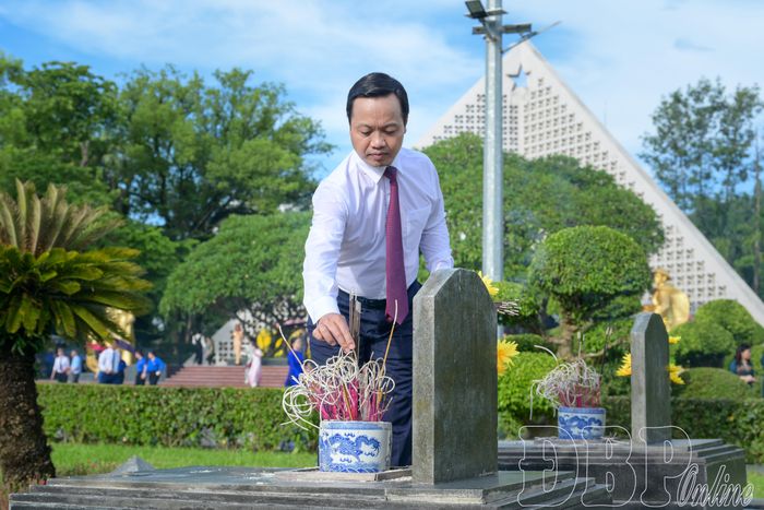 Bí thư Tỉnh ủy Trần Tiến Dũng dâng hương lên phần mộ liệt sĩ tại Nghĩa trang Liệt sĩ quốc gia A1.