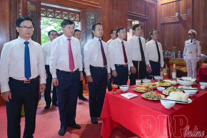 Đoàn đại biểu tỉnh Điện Biên dâng hương tưởng nhớ Đại tướng Võ Nguyên Giáp tại Khu di tích Sở Chỉ huy Chiến dịch Điện Biên Phủ (xã Mường Phăng).