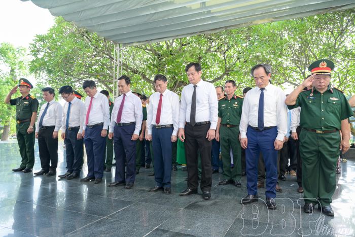 Đoàn đại biểu tỉnh Điện Biên dành phút mặc niệm tưởng nhớ các anh hùng liệt sĩ tại Nghĩa trang Liệt sĩ quốc gia A1.