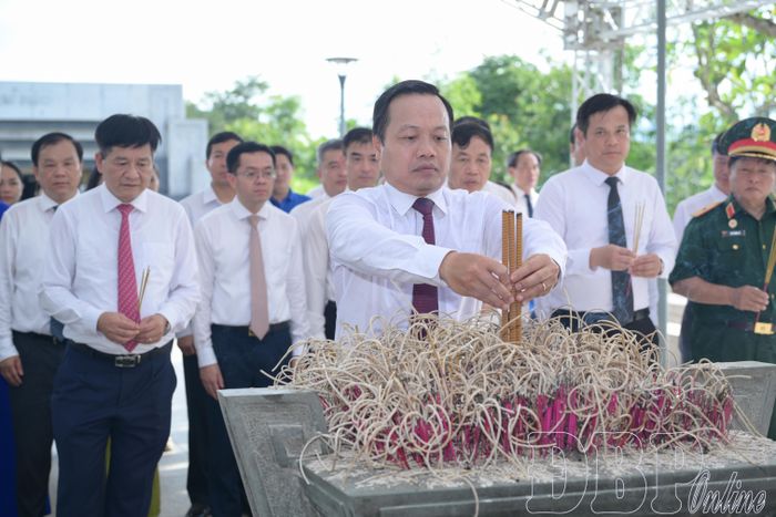 Bí thư Tỉnh ủy Trần Tiến Dũng dâng hương tại Đền thờ Liệt sĩ tại Chiến trường Điện Biên Phủ.