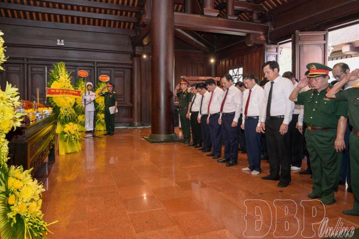 Đoàn đại biểu tỉnh Điện Biên dành phút mặc niệm tưởng nhớ, tri ân các anh hùng liệt sĩ tại Đền thờ Liệt sĩ tại Chiến trường Điện Biên Phủ.