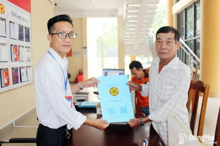 Người dân được tặng túi in sẵn các mã QR khi đến thực hiện thủ tục hành chính tại Trung tâm Phục vụ hành chính công phường Nhơn Trạch.