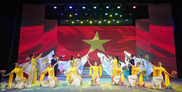 Nghệ sĩ, diễn viên Nhà hát Nghệ thuật Đồng Nai biểu diễn phục vụ nhân dân trên địa bàn thành phố. Ảnh: My Ny