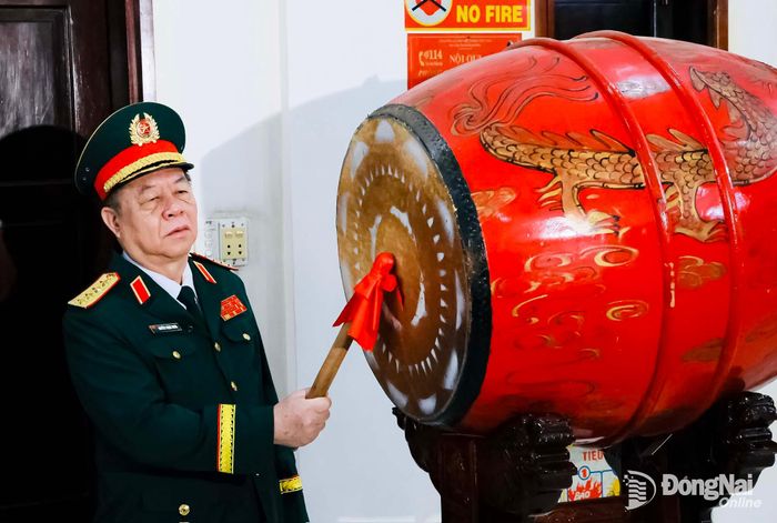 Đại tướng Nguyễn Trọng Nghĩa, Ủy viên Bộ Chính trị, Bí thư Trung ương Đảng, Ủy viên Thường vụ Quân ủy Trung ương, Chủ nhiệm Tổng cục Chính trị Quân đội nhân dân Việt Nam đánh trống trước khi bắt đầu lễ viếng. Ảnh: Công Nghĩa