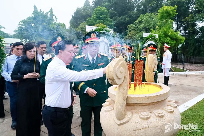 Lãnh đạo Đảng, Nhà nước, quân đội và thành phố Đồng Nai dâng hương viếng liệt sĩ. Ảnh: Công Nghĩa