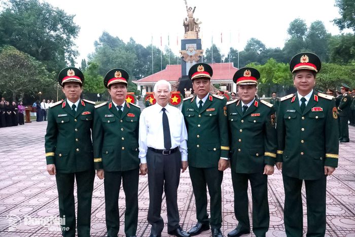 Nguyên Chủ tịch nước Nguyễn Minh Triết và đại biểu các quân khu, quân đoàn trong lễ dâng hương. Ảnh: Nguyệt Hà
