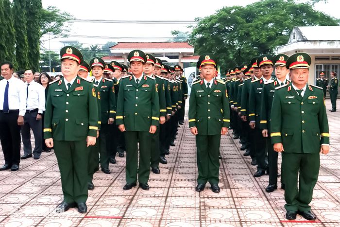 Thủ trưởng Tổng cục Chính trị và thành phố Đồng Nai trong lễ dâng hương. Ảnh: Nguyệt Hà