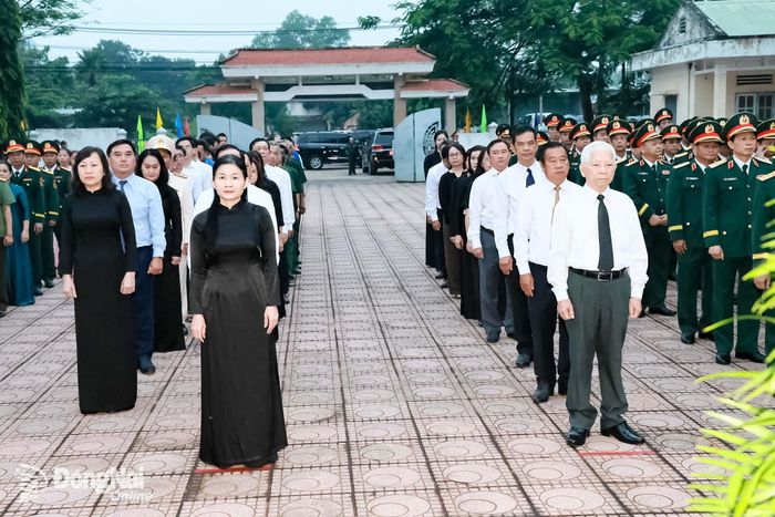 Lãnh đạo thành phố Đồng Nai trong lễ dâng hương. Ảnh: Công Nghĩa