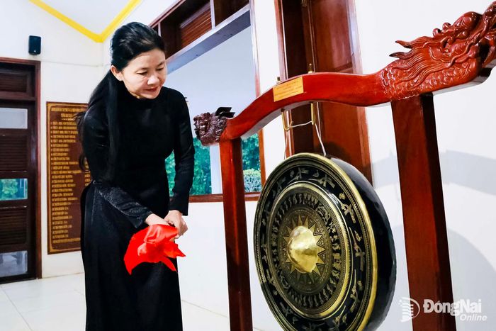 Đồng chí Tôn Ngọc Hạnh, Ủy viên Trung ương Đảng, Phó Bí thư Thường trực Thành ủy, Chủ tịch HĐND thành phố Đồng Nai thỉnh chuông trước khi vào viếng. Ảnh: Công Nghĩa