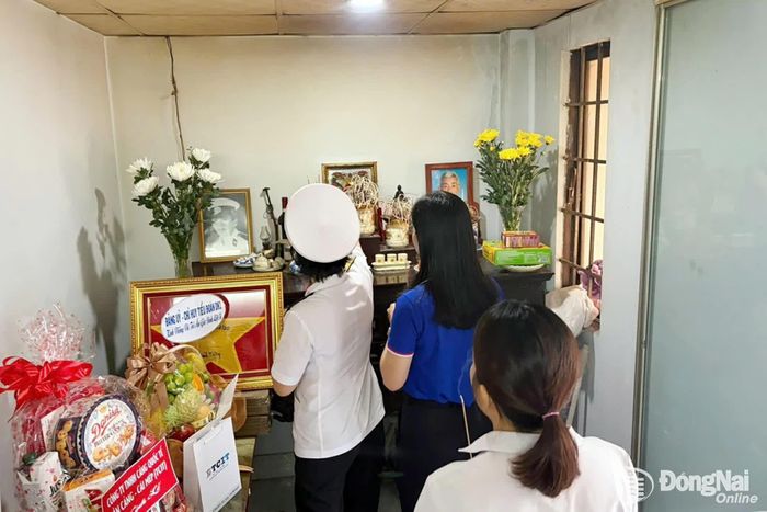 Thắp hương tưởng niệm liệt sĩ, Thượng úy Trần Hữu Quảng, Bí thư Chi bộ, Trạm phó Chính trị, Nhà giàn DK1/3. Ảnh: Văn Đường
