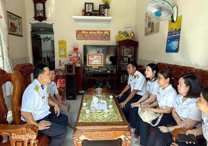 Ông Lê Đức Hùng, anh trai của Liệt sĩ Lê Đức Hồng chia sẻ về câu chuyện gia đình. Ảnh: Văn Đường
