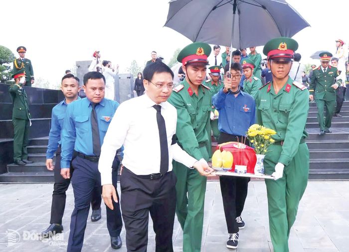 Ủy viên Trung ương Đảng, Phó Thủ tướng Chính phủ Nguyễn Văn Thắng thực hiện di quách hài cốt liệt sĩ hy sinh tại Vương quốc Campuchia về nơi yên nghỉ tại Nghĩa trang liệt sĩ Bình Phước, ngày 11-7.