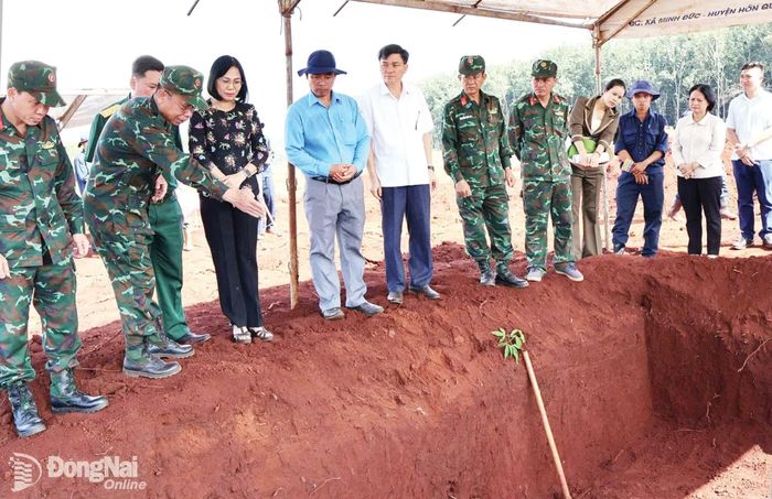 Thành ủy viên, Phó Chủ tịch UBND thành phố Nguyễn Thị Hoàng chỉ đạo các hướng tìm kiếm hài cốt liệt sĩ tại xã Minh Đức.