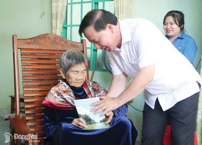 Phó Bí thư Thành ủy, Chủ tịch UBND thành phố Nguyễn Văn Út trao tặng quà của Thành ủy, HĐND, UBND, Ủy ban MTTQ Việt Nam thành phố Đồng Nai đến Mẹ Việt Nam anh hùng Hồ Thị Vàng (phường Tân Triều). Ảnh: Phạm Tùng