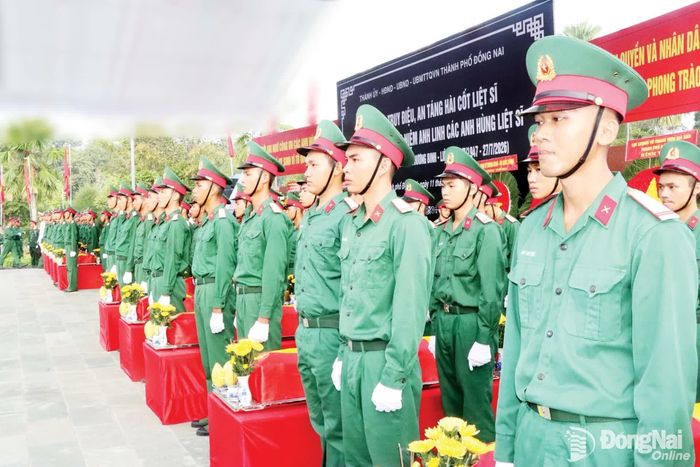 Cán bộ, chiến sĩ Bộ Chỉ huy Quân sự thành phố Đồng Nai làm nhiệm vụ trong Lễ viếng, truy điệu và an táng hài cốt liệt sĩ hy sinh ở Campuchia, tại Nghĩa trang liệt sĩ Bình Phước. Ảnh: Quang Minh