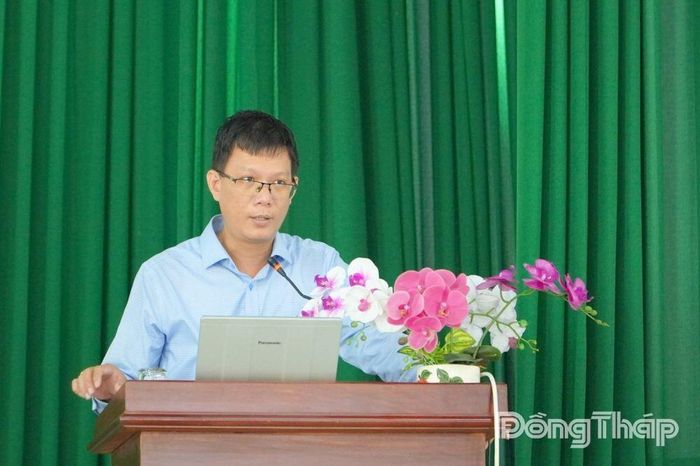Ông Lê Hoàng Anh, Phó Giám đốc Trung tâm Khuyến nông và Dịch vụ nông nghiệp tỉnh phát biểu tại hội nghị.