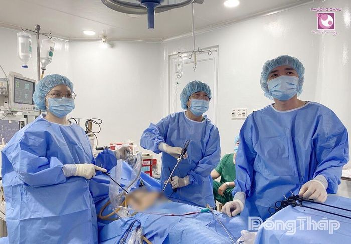 Ê-kíp bác sĩ thực hiện phẫu thuật nội soi cho người bệnh. Ảnh: Bệnh viện Phương Châu Sa Đéc