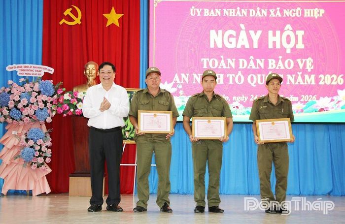 Các tập thể, cá nhân xuất sắc nhận Bằng khen của Chủ tịch UBND tỉnh.