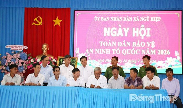 Đại diện các ấp trên địa bàn xã Ngũ Hiệp ký kết giao ước thi đua thực hiện Phong trào.