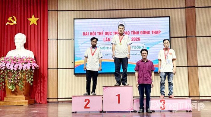 Ban tổ chức trao Huy chương nội dung cờ nhanh cá nhân. ẢNH: NGỌC DUY