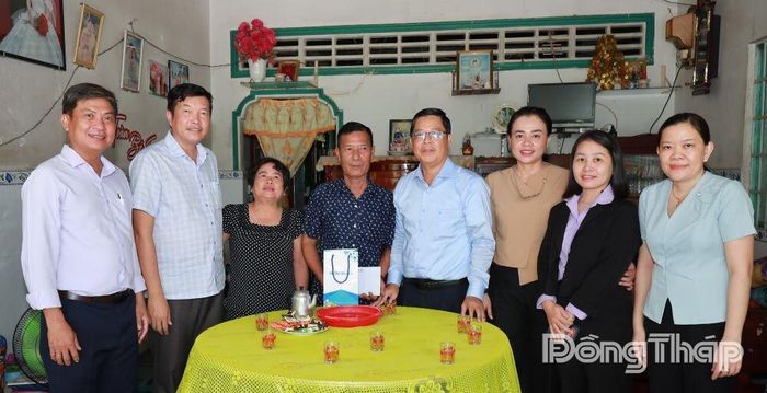 Đồng chí Trần Thanh Nguyên cùng lãnh đạo phường Mỹ Ngãi thăm thương binh Huỳnh Ngọc Bảo.