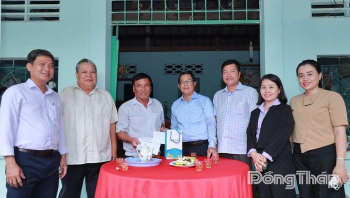 Đồng chí Trần Thanh Nguyên và lãnh đạo phường Mỹ Ngãi thăm thương binh Phạm Văn Hòa.