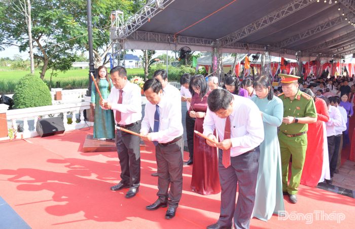 Đoàn Đảng ủy, HĐND, UBND, Ủy ban MTTQ Việt Nam phường Bình Xuân dâng hương tưởng nhớ công lao to lớn của các Anh hùng Liệt sĩ.