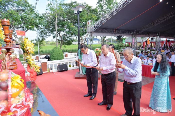 Đoàn nguyên lãnh đạo tỉnh dâng hương tưởng nhớ công lao to lớn của các Anh hùng Liệt sĩ.
