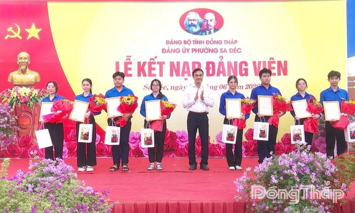 Đảng ủy phường Sa Đéc tổ chức Lễ kết nạp đảng viên tại Khu Di tích lịch sử Rẫy Cụ Hồ, nơi giáo dục truyền thống cách mạng và hun đúc lý tưởng cho thế hệ trẻ. Ảnh: Hoài Thảo