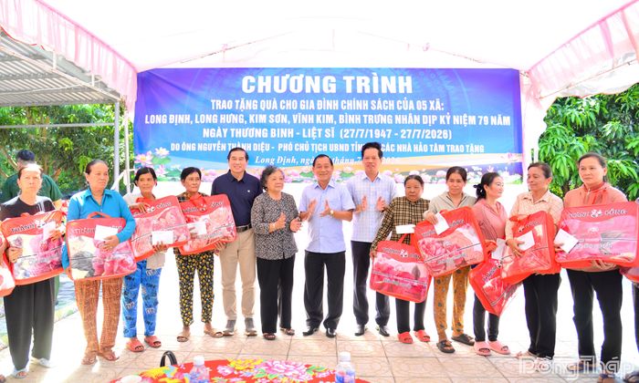 Lãnh đạo tỉnh và các nguyên lãnh đạo tỉnh trao quà cho các gia đình chính sách.