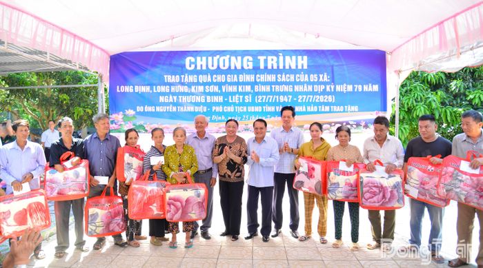 Lãnh đạo tỉnh và các nguyên lãnh đạo tỉnh, nguyên lãnh đạo địa phương trao quà cho các gia đình chính sách.