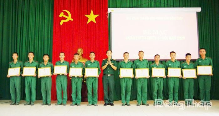 Đại tá Trần Chí Cường, Phó Chỉ huy trưởng Ban Chỉ huy Bộ đội Biên phòng tỉnh Đồng Tháp tặng Giấy khen cho các chiến sĩ mới.