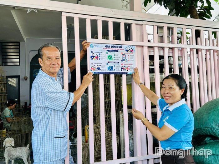 Ban Chủ nhiệm mô hình “Gia đình số” gắn bảng “Gia đình số” tại hộ dân, hưởng ứng Phong trào “Bình dân học vụ số”.