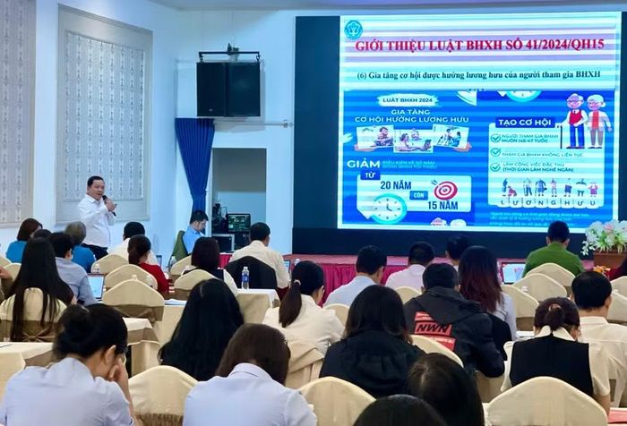  Bảo hiểm xã hội tỉnh phổ biến các chính sách mới về bảo hiểm xã hội, bảo hiểm y tế, bảo hiểm thất nghiệp cho doanh nghiệp. Ảnh: Vũ Thảo 