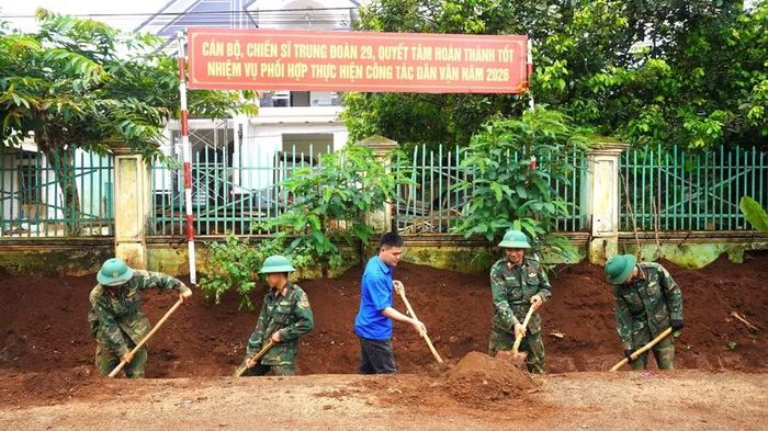  Cán bộ, chiến sĩ Trung đoàn Thông tin 29 phối hợp với Đoàn xã Ia Băng nạo vét kênh mương tại làng Ia Pết. Ảnh: C.H 