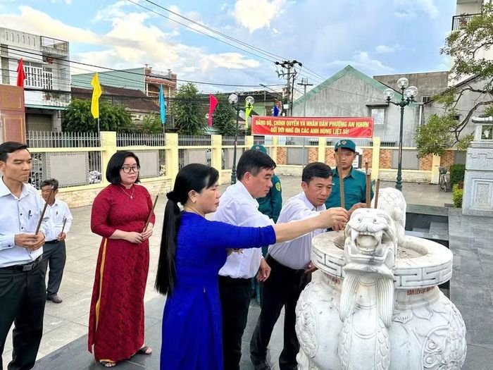 Các đại biểu dâng hương tại mộ tập thể 154 liệt sĩ Tiểu đoàn 6, Trung đoàn 12, Sư đoàn 3 Sao Vàng (phường An Nhơn). Ảnh: ĐVCC