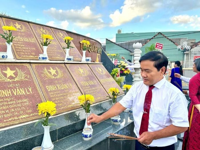 Bí thư Đảng ủy, Chủ tịch HĐND phường An Nhơn dâng hương tại mộ tập thể 154 liệt sĩ Tiểu đoàn 6, Trung đoàn 12, Sư đoàn 3 Sao Vàng (phường An Nhơn). Ảnh: ĐVCC