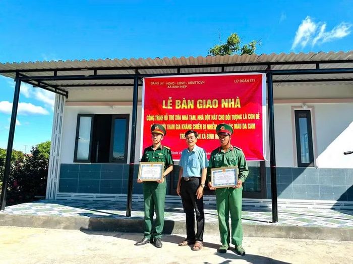  Lãnh đạo xã Bình Hiệp trao giấy khen cho 2 cá nhân thuộc Lữ đoàn 573 có nhiều đóng góp trong xây dựng, sửa chữa nhà cho các gia đình. Ảnh: Nguyễn Nam 