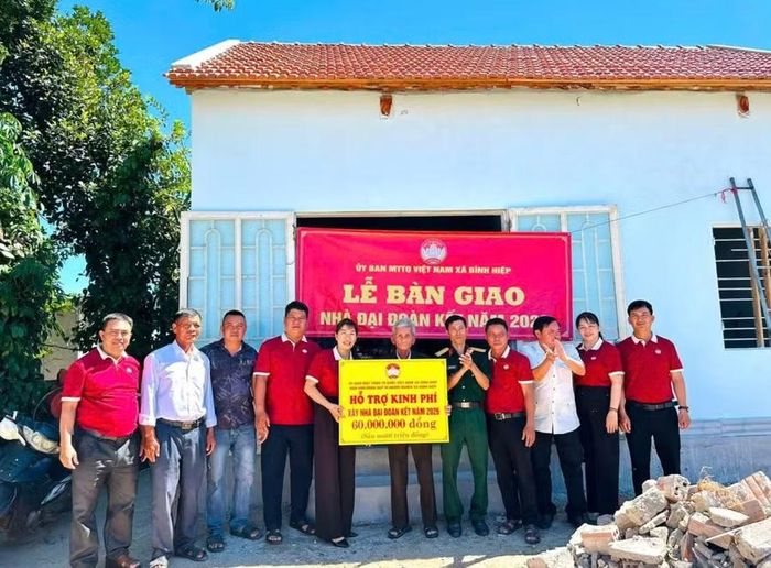  Xã Bình Hiệp bàn giao nhà Đại đoàn kết cho gia đình ông Trần Văn Đa. Ảnh: Nguyễn Nam 