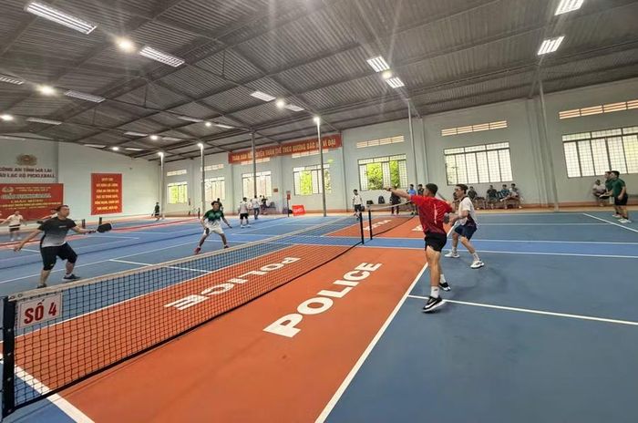 Các VĐV thi đấu trên 4 mặt sân của Câu lạc bộ Pickleball Công an tỉnh. Ảnh: Văn Ngọc