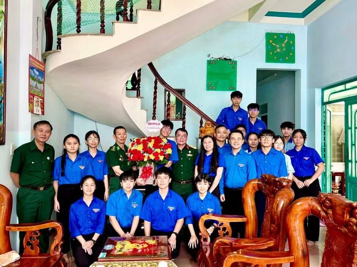 Thăm hỏi, tặng hoa cho thương binh Phạm Nguyên Soái. Ảnh: M.C 