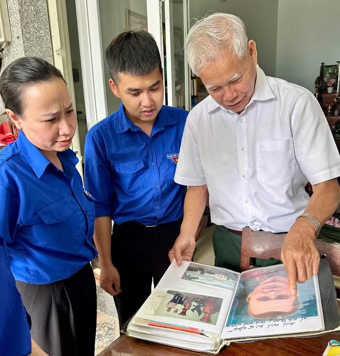  Ông Trần Chín giới thiệu những tư liệu về thời kỳ hoạt động cách mạng với đoàn viên, thanh niên. Ảnh: M.C 