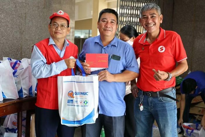  Ông Hà Văn Cát, Chủ tịch Hội Chữ thập đỏ tỉnh Gia Lai (bìa trái) tặng quà động viên người tham gia hiến máu tình nguyện. Ảnh: H.H 
