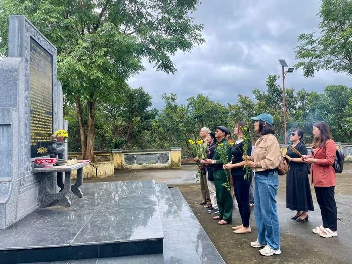  Các đại biểu về thăm Di tích lịch sử Bến đò A Sanh. Ảnh: Lam Nguyên 