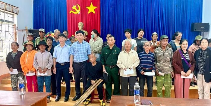  Ban tổ chức tặng quà các gia đình chính sách trên địa bàn làng A Sanh. Ảnh: Lam Nguyên 